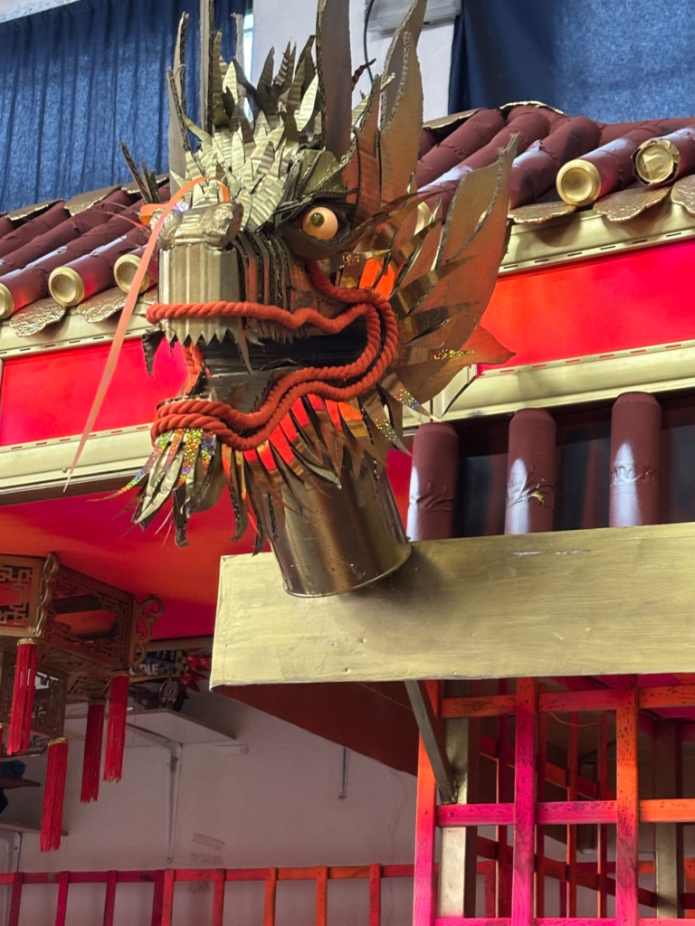 referencia-fotografica-estandarte-fijo-detalle-dragon-modelado-3d-akihabara-cambalada-badajoz