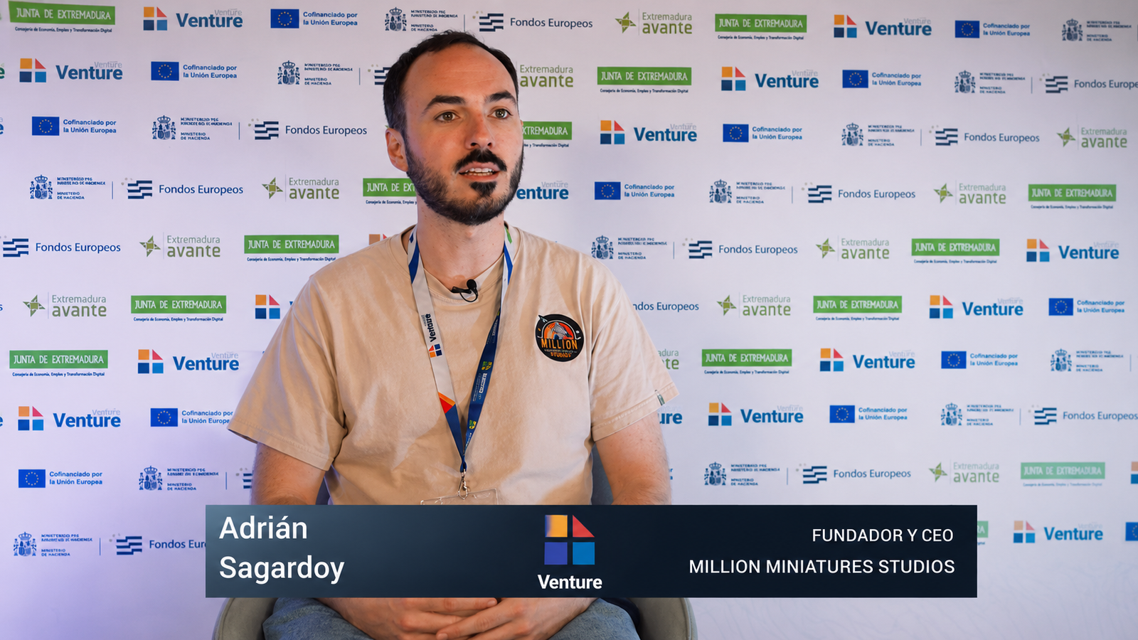 Adrián Sagardoy trabajando en el estudio de modelado 3D en Badajoz
